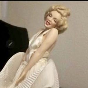 Collectable Franklin Heirloom Marylin Monroe porcelain doll